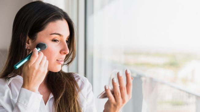 7 Bedak Ajaib: Tahan Keringat, Riasan Flawless, Kulit Sempurna!