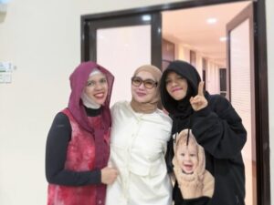 Aaliyah Massaid Melahirkan, Reza Artamevia & Ibu Thariq Dampingi