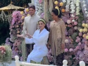 Alyssa Daguise Menangis Haru, Siraman Jelang Pernikahan Mengharukan