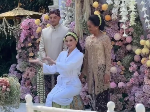 Alyssa Daguise Menangis Haru, Siraman Jelang Pernikahan Mengharukan
