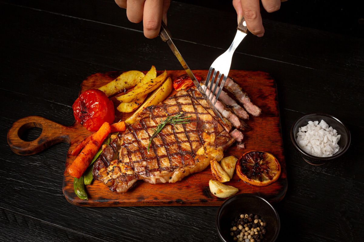 Atasi Efek Makan Daging Berlebih: 6 Tips Pola Makan Sehat