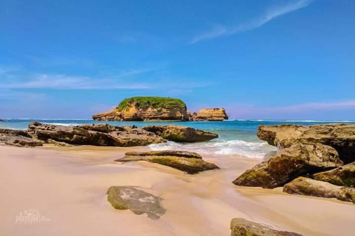 Bupati Lombok Timur Usir Pemandu Wisata Pantai Ekas: Kenapa?