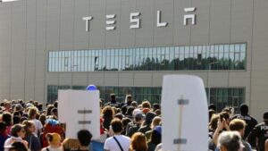 Gugatan 10.000 Konsumen: Tesla Hadapi Masalah Besar?