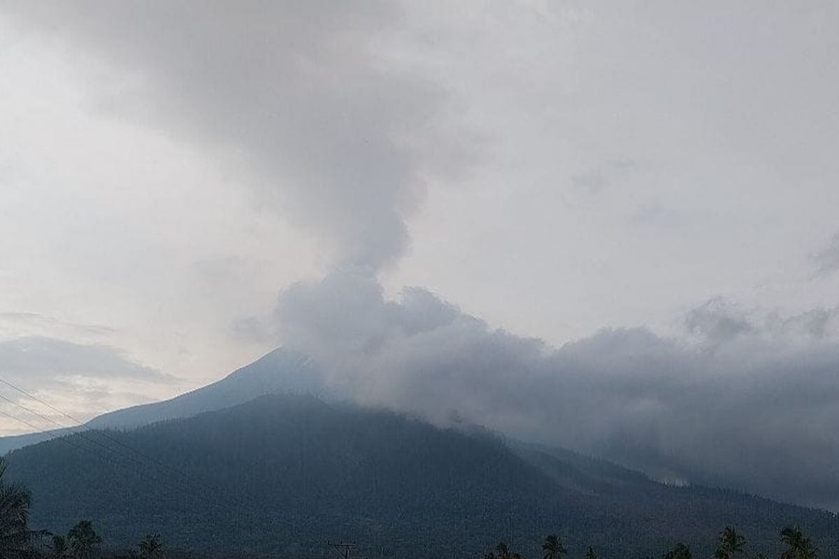 Gunung Lewotobi Meletus: Evakuasi Wisatawan Komodo Lewat Laut