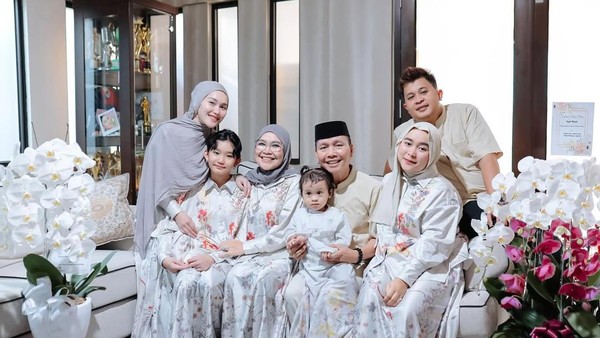 Ibunda Ayu Ting Ting Sakit, Lewatkan Salat Idul Adha?