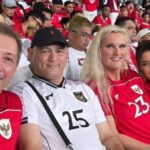 Jennifer Coppen Nonton Bola Bareng Orang Tua Justin Hubner