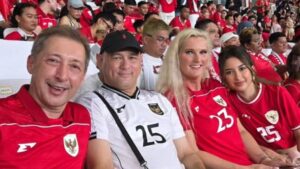 Jennifer Coppen Nonton Bola Bareng Orang Tua Justin Hubner