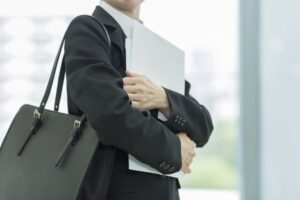 Kuliah atau Kerja Dulu? Rahasia Sukses Karier Anda