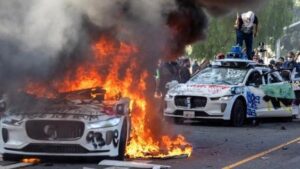 Mobil Otonom Terbakar: Kerusuhan Los Angeles Tewaskan Banyak Orang