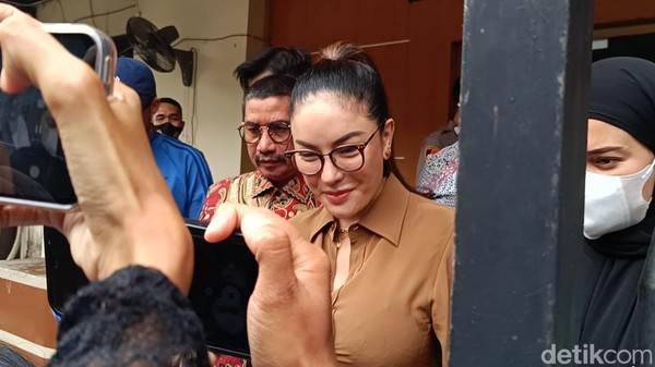 Nikita Mirzani di Tahanan: Perlakuan Sama Seperti Narapidana Lain?