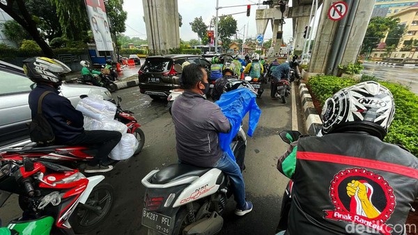 Parkir Motor Bawah Jembatan? Tilang Mengintai, Hati-hati!
