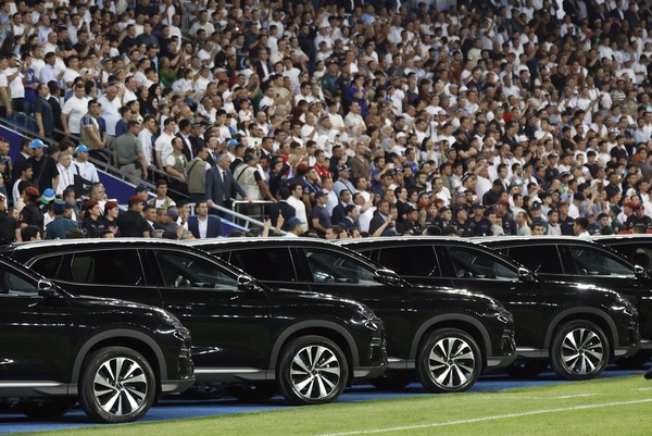 Presiden Uzbekistan Hadiahkan BYD Mewah untuk Timnasnya
