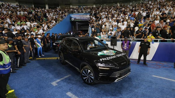 Presiden Uzbekistan Hadiahkan Mobil Timnas Piala Dunia
