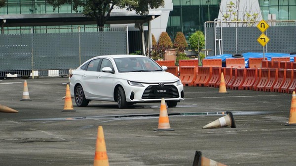 Sedan Indonesia: Masih Rajai Pasar? Cek Penjualan Terbarunya!