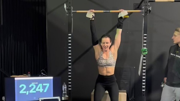 Wanita Ini Pecahkan Rekor: 7000 Pull-Up 24 Jam!