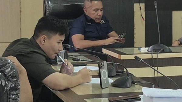 Heboh! Vape Anggota DPRD Kendari Saat Rapat Korban PHK