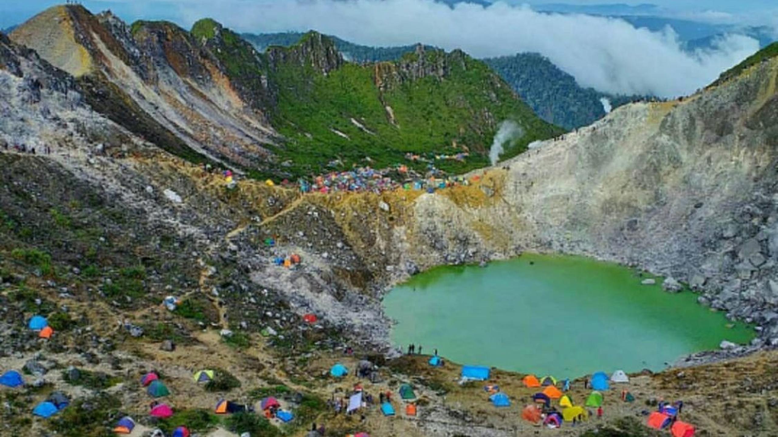Jelajahi keindahan Gunung Sibayak di Sumatera Utara, destinasi favorit dengan pemandangan sunrise, kawah aktif, dan jalur pendakian yang cocok untuk pemula.