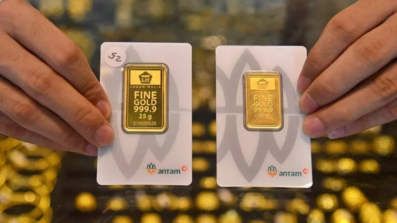 Harga emas global melemah tajam di tengah tekanan inflasi dan suku bunga. Ketahui faktor utama penurunan dan prediksi arah harga emas ke depan.