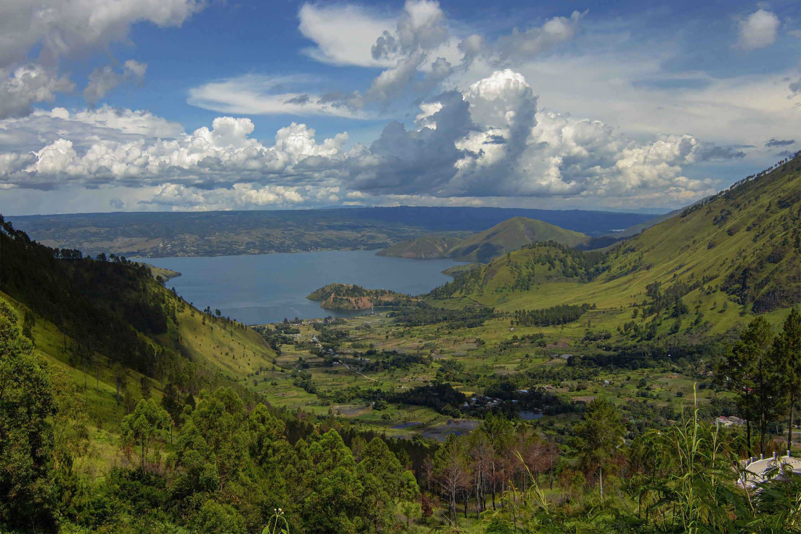 Mengenal indahnya Danau Toba, destinasi wisata unggulan di Sumatera Utara dengan panorama alam memukau, budaya Batak, dan beragam aktivitas menarik.