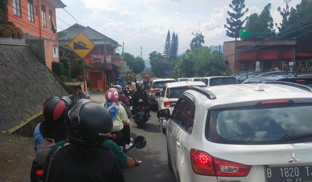 Volume kendaraan arus balik Lebaran di Cianjur masih tinggi, didominasi motor. Rekayasa lalu lintas diberlakukan demi kelancaran menuju Jabodetabek.