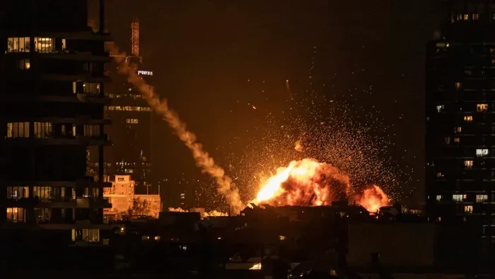 Yerusalem diserang rudal Iran, sejumlah gedung rusak dan warga terluka. Eskalasi konflik Timur Tengah berpotensi berdampak global.