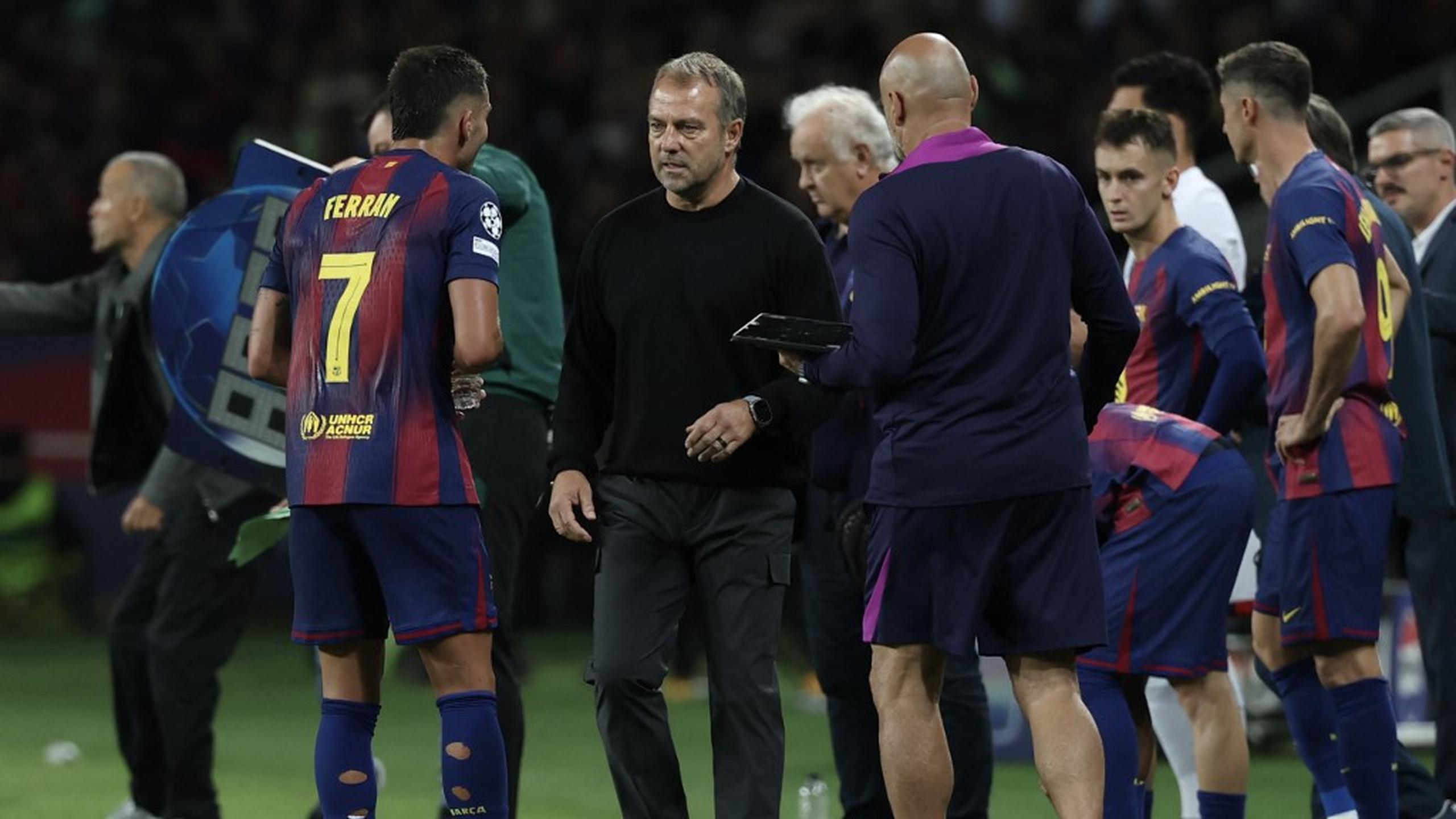 Barcelona dikabarkan masih menunjukkan ketertarikan kuat untuk mendatangkan bek Inter Milan, Alessandro Bastoni, meskipun sang pemain baru saja menjadi sorotan akibat insiden kontroversial di level internasional.