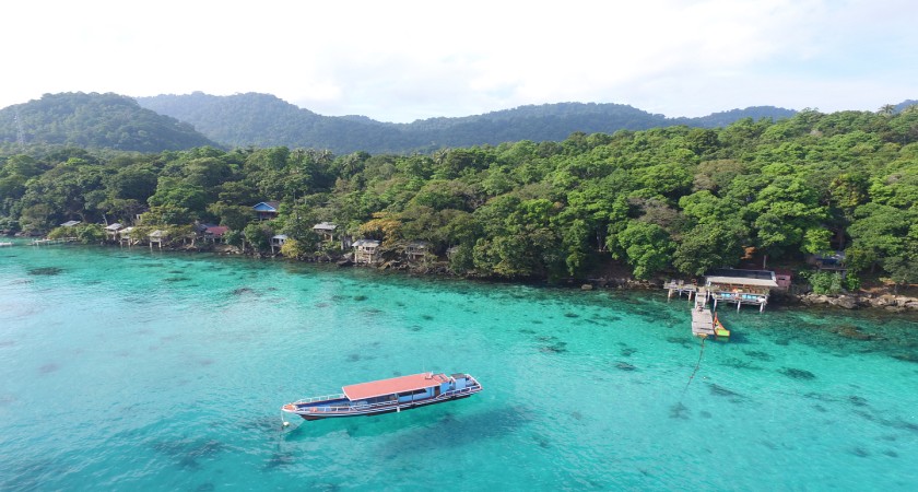 Mengenal keindahan Sabang di ujung barat Indonesia dengan pesona pantai eksotis, spot diving terbaik, hingga ikon Kilometer Nol yang ikonik. Temukan daya tarik wisata lengkapnya di sini.
